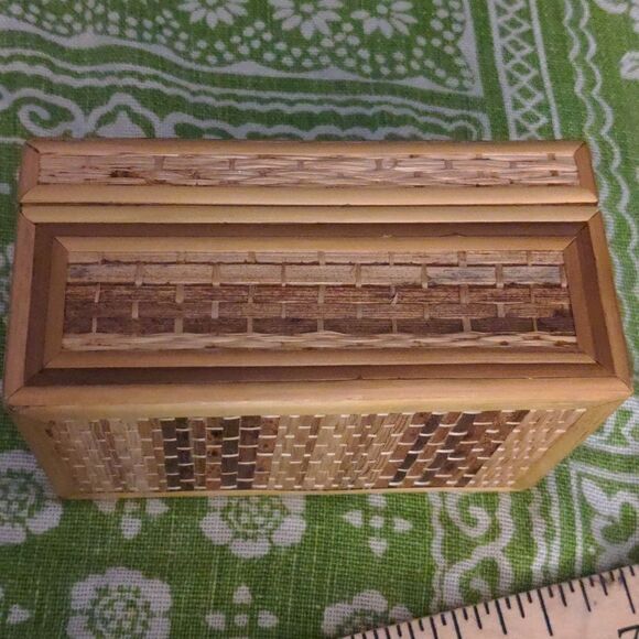 Vintage small wooden and straw weaved box - Picture 7 of 7
